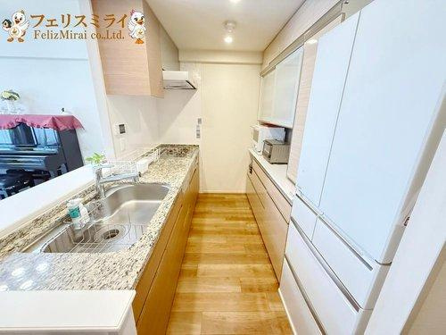 ジオ西神中央のキッチン|■現地写真■
キッチンには吊り戸棚がついており、便利に活用頂けます♪
