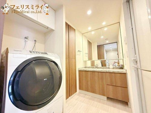 ジオ西神中央の洗面所|■現地写真■
洗面脱衣所には収納がございます、タオルや衣類等収納が出来るようになっております♪