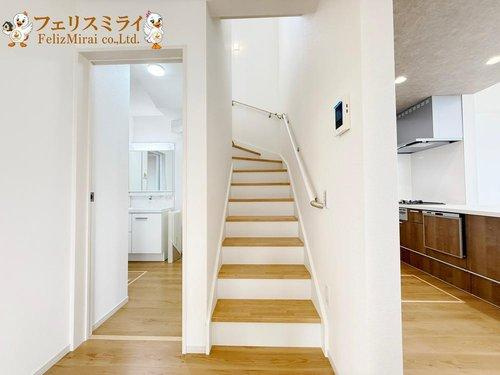 神戸市西区竹の台４丁目２５-１期Rの内装|■現地写真■
リビング階段♪
ご家族で顔を合わせる機会が増え、自然と会話も弾みます。