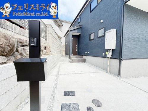 Livele Ｇａｒｄｅｎ　神戸市西区今寺の玄関|■現地写真■
敷地の端にインターフォンがあり、プライバシーがしっかりと確保されています♪