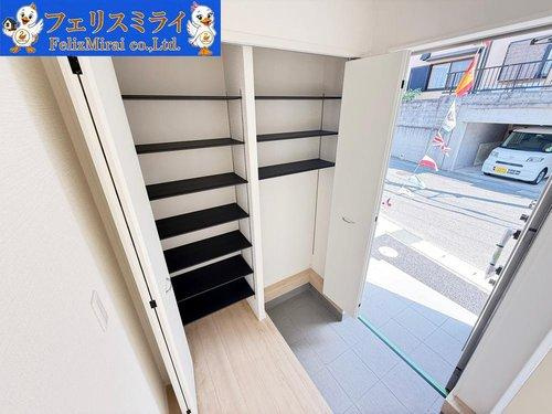 Cradle Garden　神戸市西区伊川谷町有瀬　第７　全５棟の玄関|■現地写真・１号棟■
たっぷり収納シューズキャビネット♪高さも調節できるので、ロングブーツも収納できます♪