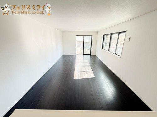 Terrechez　神戸市須磨区東白川台１期　全１棟のキッチン|■現地写真■
キッチン後ろのスペースは大変広々としています♪