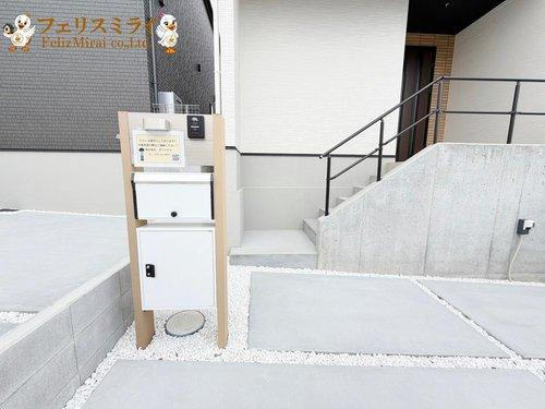 神戸市垂水区南多聞台第１　全２棟の玄関|■現地写真・１号棟■
オシャレな玄関扉♪
宅配ボックスも標準装備♪