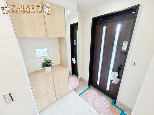 神戸市垂水区南多聞台第１　全２棟の玄関|■現地写真・１号棟■
大容量のシューズボックス♪