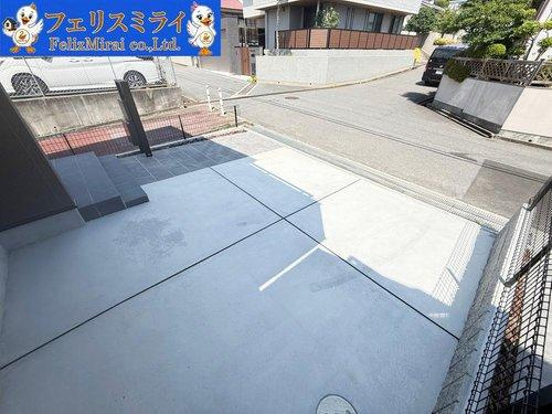 神戸市垂水区桃山台３丁目　全２棟の駐車場|■現地写真・１号棟■
並列２台駐車できます！