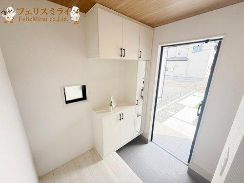 Grafare　三木市末広２期　７棟の玄関|■現地写真・２号棟■
たっぷり収納できるシューズボックス♪