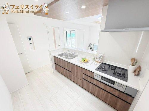 Grafare　三木市末広２期　７棟のキッチン|■現地写真・２号棟■
キッチンの横にはパントリーが御座います♪
