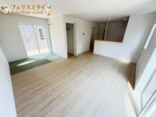 　の居間・リビング|■現地写真・２号棟■
明るいリビング♪
ペアガラスなので防音・断熱もばっちりです♪