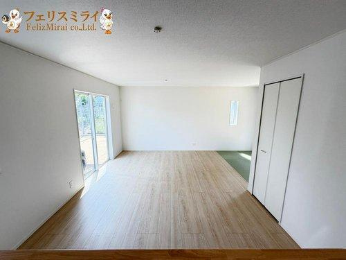 　の居間・リビング|■現地写真・２号棟■
キッチンから見たリビングの様子♪