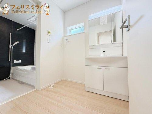　の洗面所|■現地写真・２号棟■
くもり止めヒーター付で 朝シャンもできるワイドタイプのドレッサー♪使いやすい高さに設定しています♪