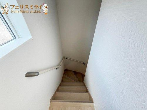 　の内装|■現地写真・２号棟■
家族に優しい手すり付き階段♪手すりには安全のほかにも身体への負担の軽減という大きな役割があります♪