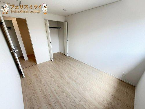 　のその他|■現地写真・２号棟■
２階のお部屋でございます♪
大きな窓がございますので採光、通風ともに良好でございます♪