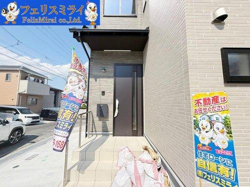　の玄関|■現地写真・A号棟■
重厚感のある玄関ドア♪