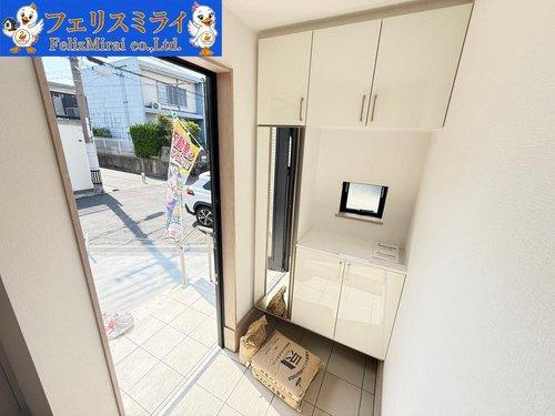 　の玄関|■現地写真・A号棟■
たっぷり収納シューズキャビネット♪高さも調節できるので、ロングブーツも収納できます♪