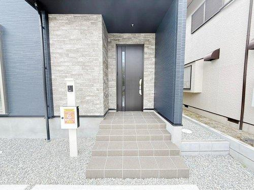 Terrechez　神戸市北区小倉台３期　全１棟の玄関|■現地写真■
シンプルで飽きのこないデザインの玄関ドアです♪