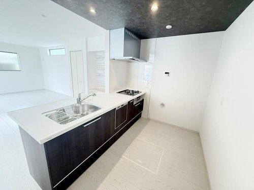 Terrechez　神戸市北区小倉台３期　全１棟のキッチン|■現地写真■
キッチンのスペースは大変広々としています♪