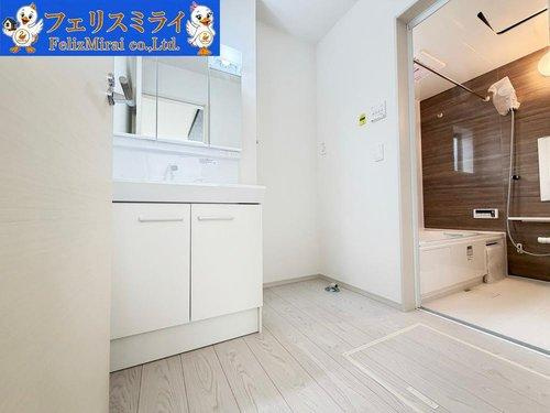 Terrechez　神戸市西区狩場台３期　全２棟の洗面所|■現地写真・１号棟■
三面鏡の洗面化粧台♪
朝のセットもこれで安心♪