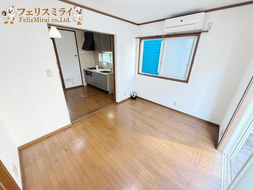 神戸市垂水区大町１期の居間・リビング|■現地写真■
キッチン横の洋室♪
