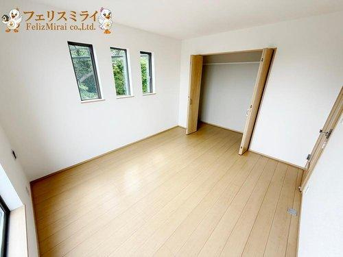 　のその他|■現地写真・C号棟■
２階のお部屋でございます♪
大きな窓がございますので採光、通風ともに良好でございます♪