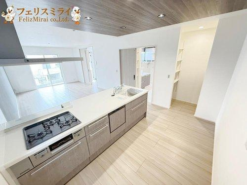 　のキッチン|■現地写真・2号棟■
キッチン横は大容量のパントリーが御座います♪