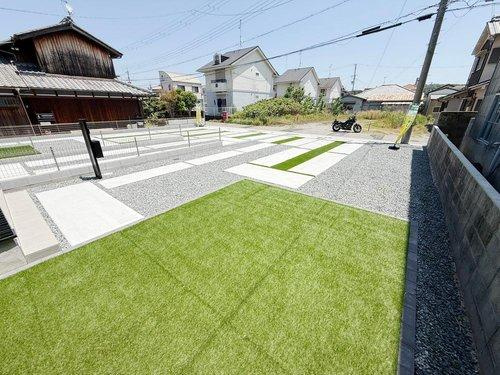 Grafare　三木市志染町広野　全１棟の駐車場|■現地写真■
普通車駐車４台～駐車できます♪
広々敷地の物件です◎
