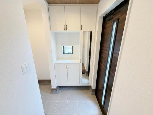 Grafare　三木市志染町広野　全１棟の玄関|■現地写真■
たっぷり収納できるシューズボックス♪