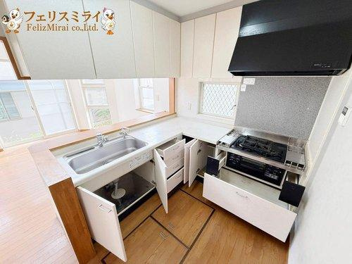 神戸市須磨区多井畑南町のキッチン|■現地写真■
天板の広いキッチン♪
吊戸棚もあって収納豊富◎