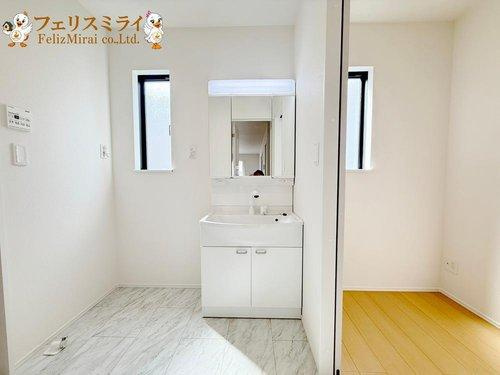 Heartful Town　神戸市北区南五葉３丁目９番　全３棟の洗面所|■現地写真・C号棟■
三面鏡の洗面化粧台♪