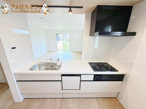 LiGNAGE　加古郡播磨町二子２５－1期　全２棟のキッチン|■現地写真・３号棟■
天板が広いキッチン♪
お料理が捗ります♪