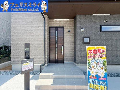 　の玄関|■現地写真・B号棟■
重厚感のある玄関ドア♪
カラーモニターインターフォン付き機能門柱◎