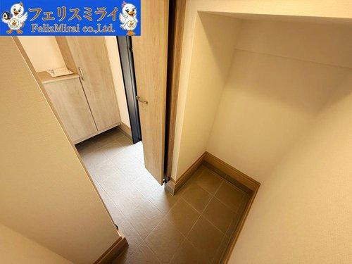 　の玄関|■現地写真・B号棟■
憧れのシューズインクローク♪
ベビーカーの置場にもう困りません♪