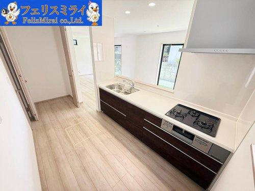 　のキッチン|■現地写真・B号棟■
キッチンの横には大容量のパントリーを完備♪