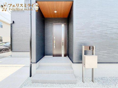 Livele Ｇａｒｄｅｎ　加古郡播磨町古田の玄関|■現地写真■
外から中が丸見えにならないように玄関が横向きに設計されています♪
