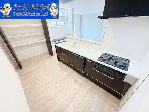 神戸市西区伊川谷町有瀬第２のキッチン|■現地写真■
キッチン横にはパントリーが御座います♪