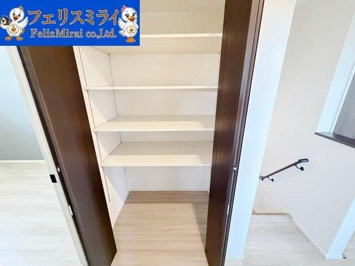 神戸市西区伊川谷町有瀬第２の収納|■現地写真■
階段横には収納が御座います♪