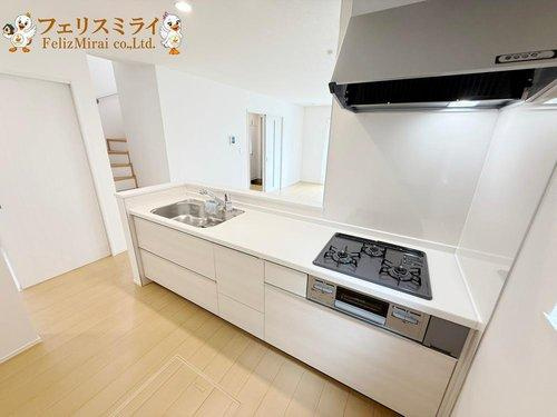 　のキッチン|■現地写真・B号棟■
広さがあるキッチンでございます。
お料理もしやすい広さとなっております♪