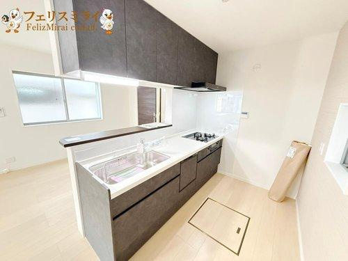 明石市藤が丘　全１棟のキッチン|■現地写真■
広いスペースで調理も楽しくできます◎●