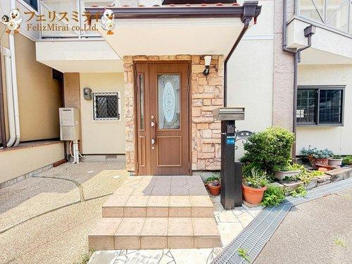神戸市垂水区泉が丘５丁目の玄関|■現地写真■
オシャレな玄関ドア♪