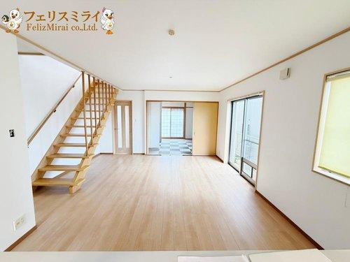 神戸市垂水区舞子坂３丁目の居間・リビング|■現地写真■
日当たり抜群で明るいリビングです♪
部屋の中心あたりにオシャレな間接照明もありますよ♪