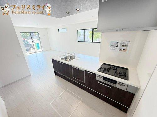 Terrechez　明石市日富美町１期　のキッチン|■現地写真・１号棟■
天板の広いキッチン♪
食洗器完備です♪