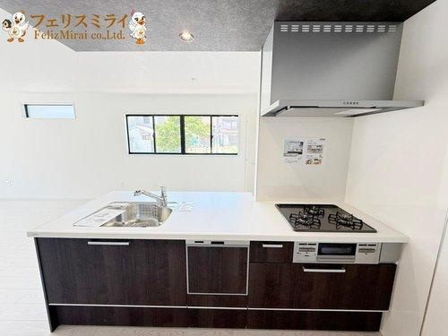 Terrechez　明石市日富美町１期　のキッチン|■現地写真・１号棟■
フルフラットキッチンでお料理も捗ります♪