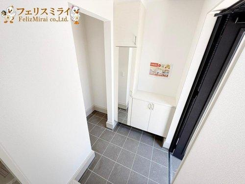 Terrechez　明石市日富美町１期　の玄関|■現地写真・１号棟■
たっぷり収納できるシューズボックス♪
