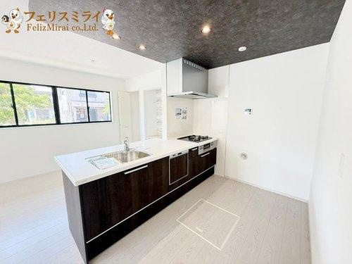 Terrechez　明石市日富美町１期　のキッチン|■現地写真・１号棟■
キッチン後ろのスペースは大変広々としています♪