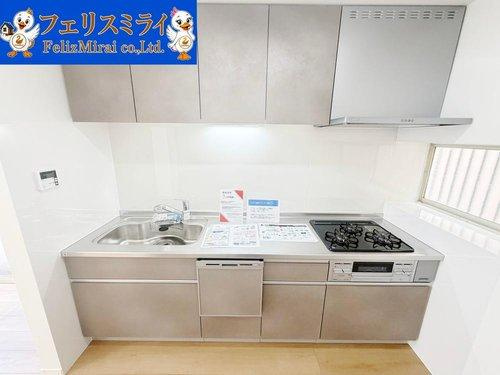明石市魚住町清水２３９５－１９６のキッチン|■現地写真■
天板の広いキッチン♪
食洗器完備◎