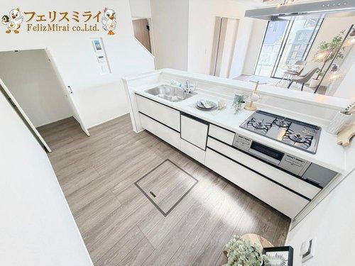 Grafare　神戸市西区春日台　全２棟のキッチン|■現地写真・１号棟■
キッチン後ろのスペースは大変広々としています♪