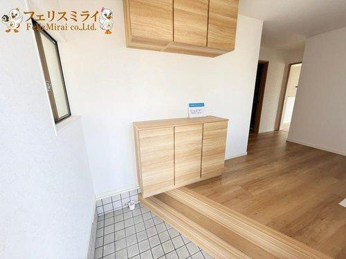明石市東朝霧丘２７－８の玄関|■現地写真■
たっぷり収納できるシューズボックス♪
広々とした玄関です！
