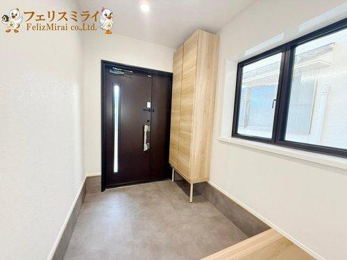 明石市朝霧台３７７６－１１０の玄関|■現地写真■
たっぷり収納できるシューズボックス♪
広々とした玄関です！