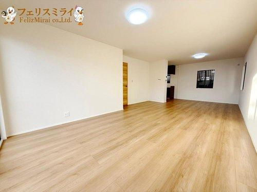 明石市朝霧台３７７６－１１０の居間・リビング|■現地写真■
１５．９帖のLDK◎家族との時間をゆったり過ごせる居心地のいいリビングです♪
