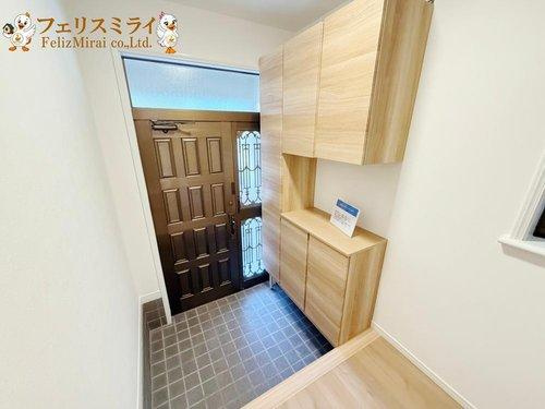 神戸市垂水区千鳥が丘１丁目９-２４の玄関|■現地写真■
たっぷり収納できるシューズボックス♪