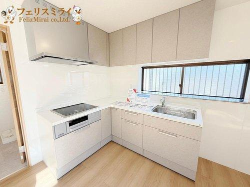 神戸市垂水区千鳥が丘１丁目９-２４のキッチン|■現地写真■
天板の広いキッチン♪食洗器付きでございます♪